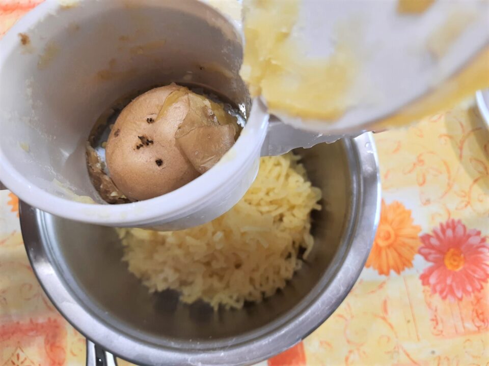 Gattó di patate con uova formaggio e prosciutto