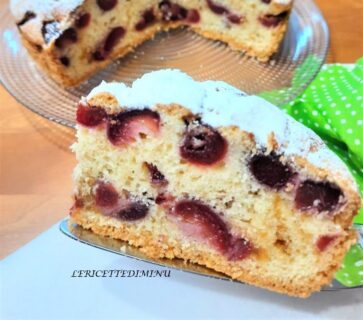 Torta morbida con ciliegie fresche