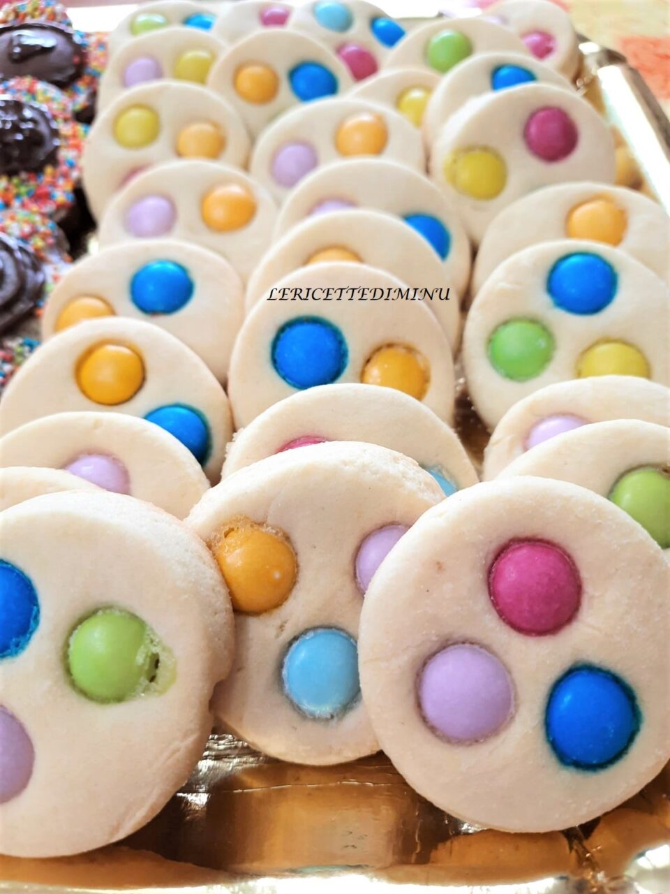Biscotti arlecchino con confettini colorati
