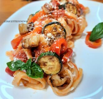 Pasta peperoni zucchine e melanzane