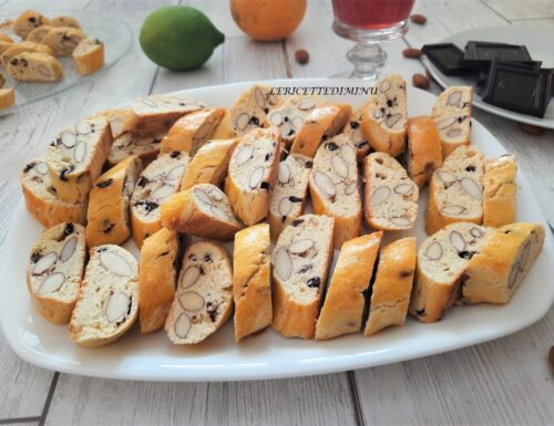 Cantucci con mandorle e gocce di cioccolato