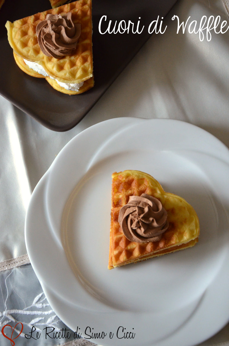 Cuori di Waffle con Mousse al Cioccolato e Panna