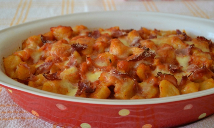 Gnocchi di zucca con pomodoro speck e mozzarella
