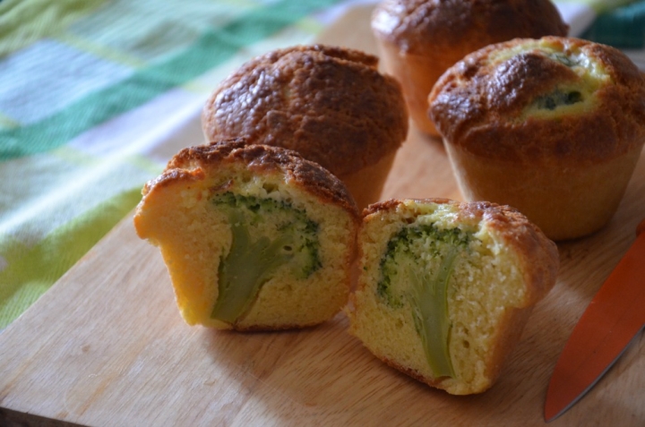 Muffin salati con cuore di broccoli
