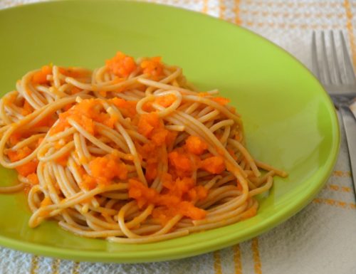Spaghetti integrali con crema di carote e pomodori