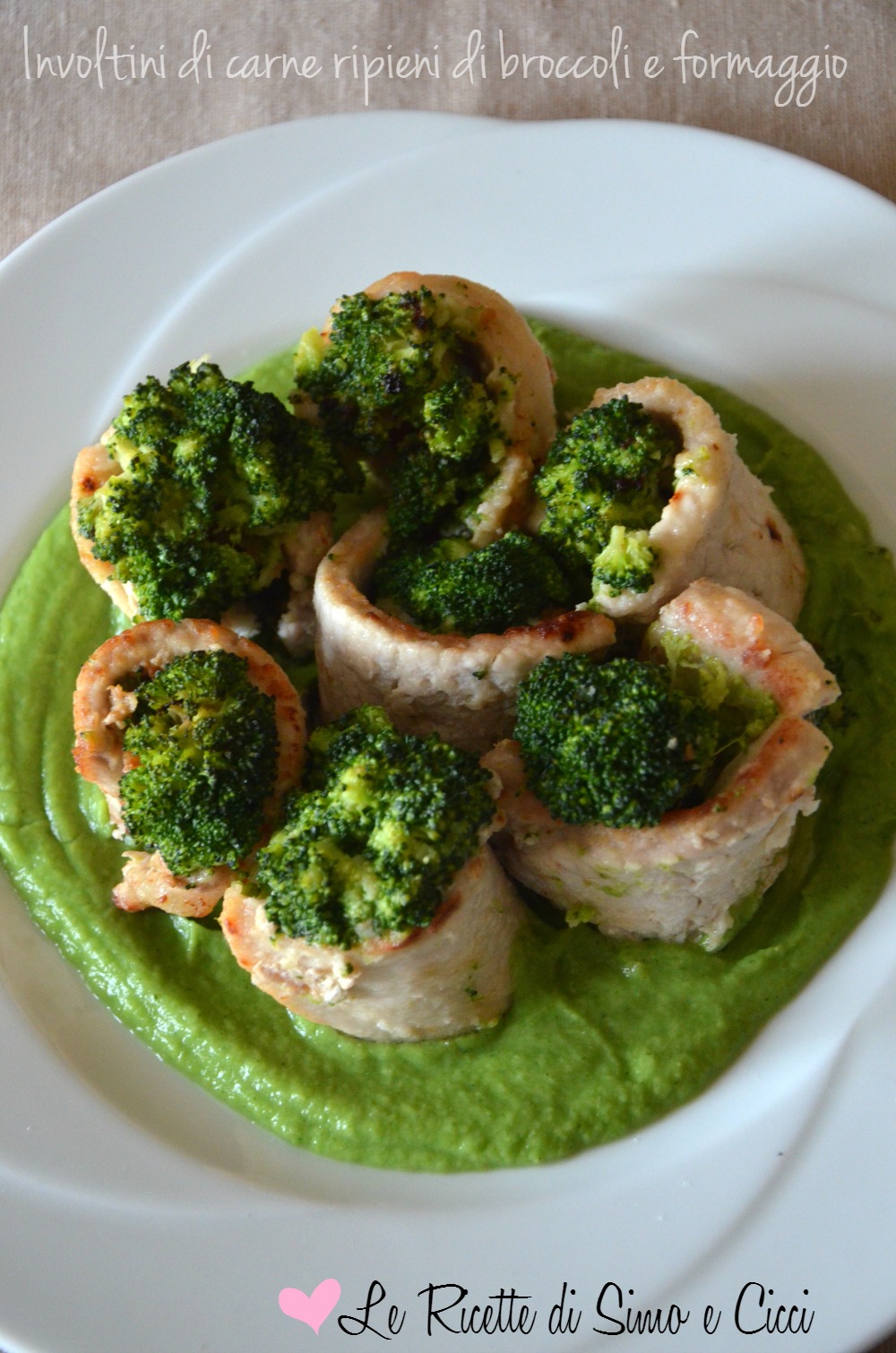 Involtini di carne ripieni di broccoli e formaggio su crema di broccoli