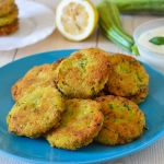 I Mini burger di zucchine sono uno sfizioso secondo piatto vegetariano, un'alternativa gustosa ed economica rispetto ai classici hamburger di carne.