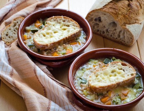 Zuppa di farro con verdure e formaggio