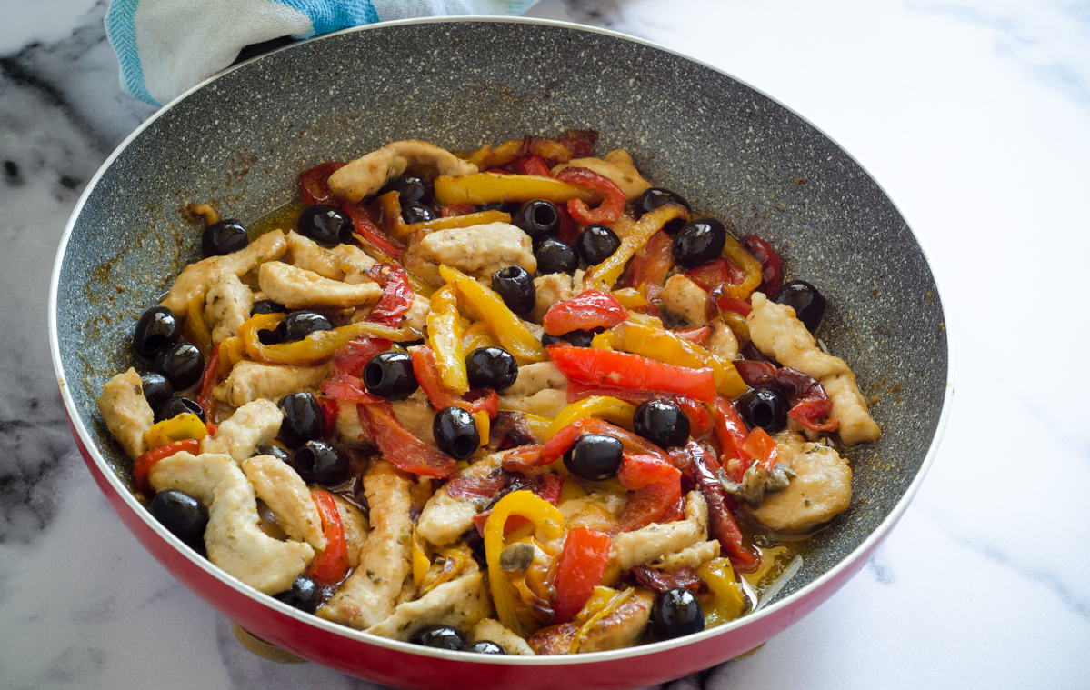 Straccetti di pollo con peperoni e olive nere - Le Ricette di Simo e Cicci