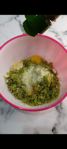 Condiamo i broccoli con uova, formaggio grattugiato, origano, sale e pepe