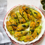 Fiori di zucca ripieni al forno con patate e pesto