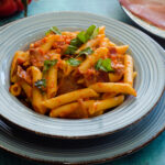 Penne con crema di peperoni e speck