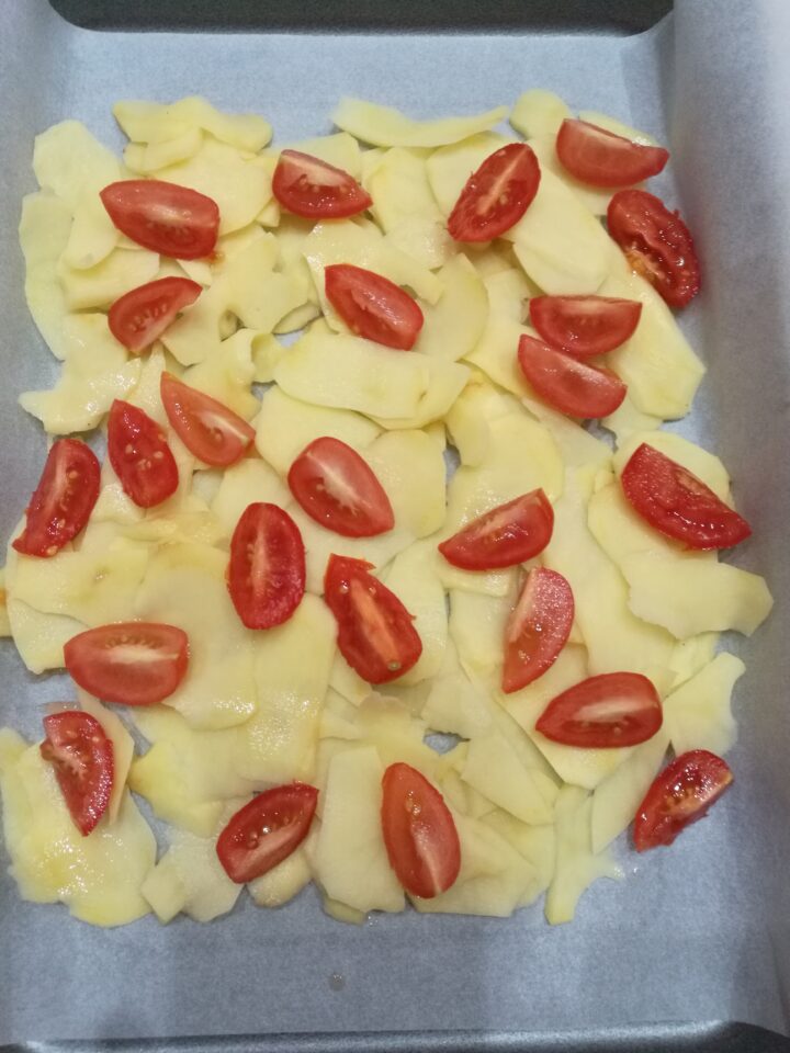 Patate e pomodorini tagliati a spicchi