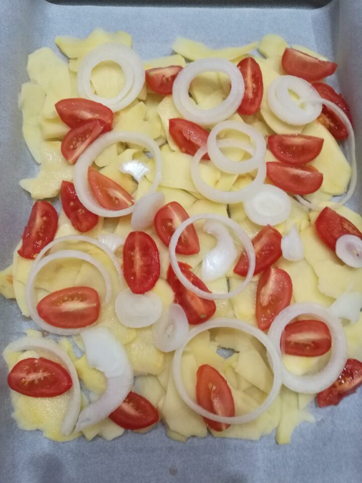 Anelli di cipolla con patate e pomodorini