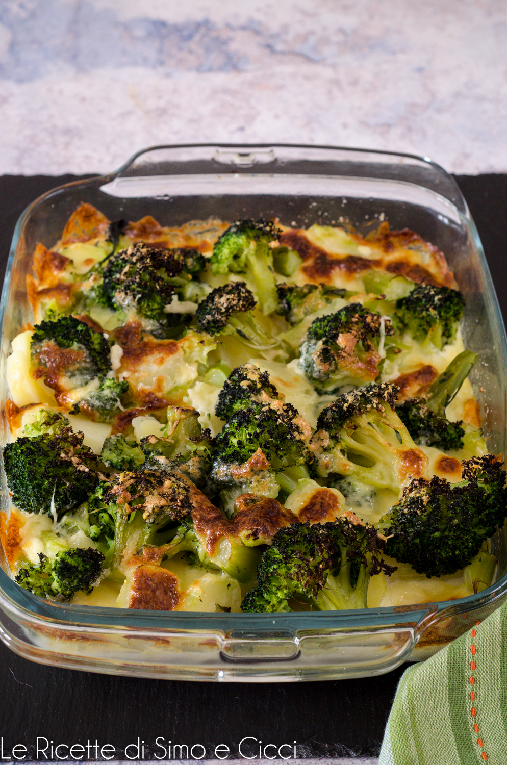 Teglia di patate e broccoli al forno, facile, filante e saporita! Teglia di patate e broccoli al forno, facile, filante e saporita!
