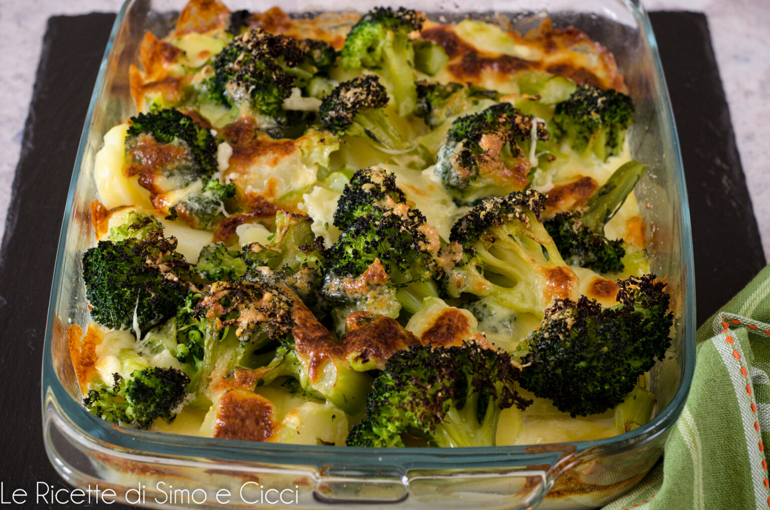 Teglia di patate e broccoli al forno, facile, filante e saporita! Teglia di patate e broccoli al forno, facile, filante e saporita!