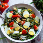 Insalata di fagiolini e pomodori con uova sode e tonno