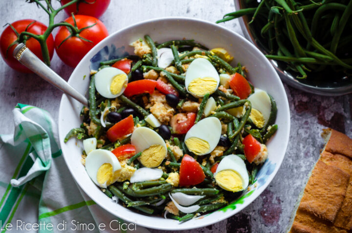 Insalata di fagiolini e pomodori con uova sode e tonno
