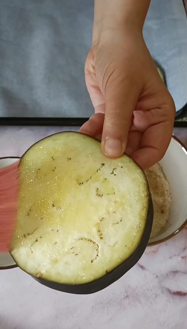 Fetta di melanzana spalmata con olio d'oliva