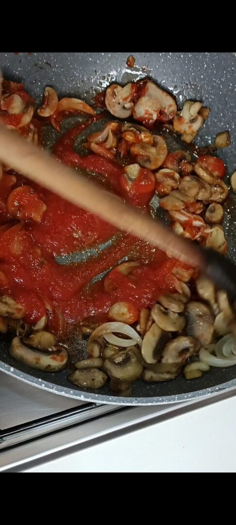 Passata di pomodoro versata in padella