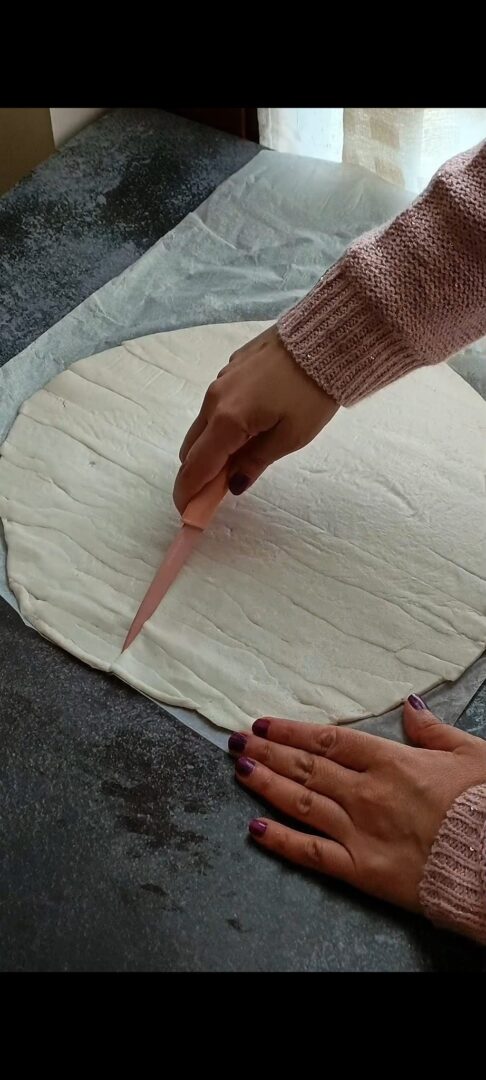 Tagliamo la pasta sfoglia in 4 parti