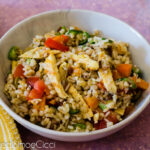 Insalata di cereali con pollo e verdure