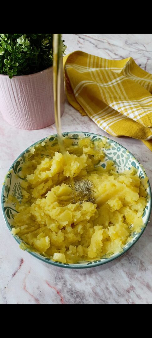 Aggiungiamo olio, aceto, sale e pepe