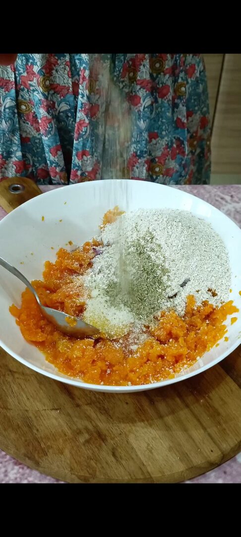 Uniamo farina d'avena ed erbe aromatiche