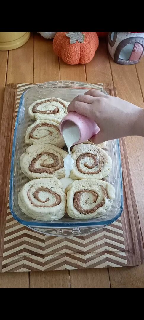 Dopo la seconda lievitazione, versiamo la panna e cuociamo in forno
