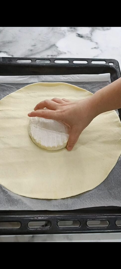 Posizioniamo il brie sulla pasta sfoglia