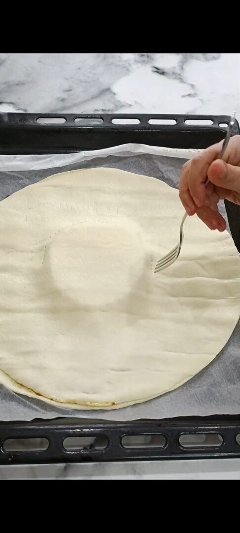 Copriamo con un secondo rotolo di pasta sfoglia e bucherelliamo con i rebbi di una forchetta