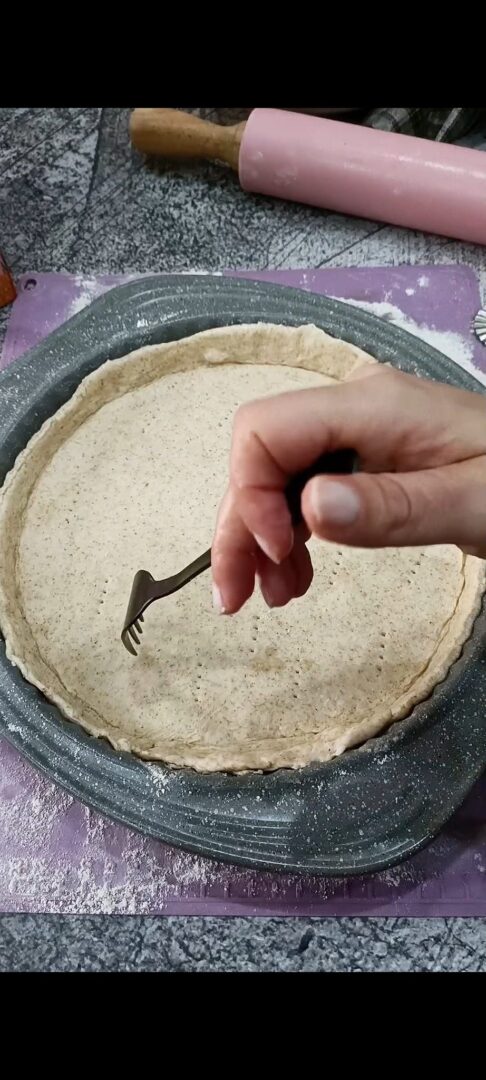 Stendiamo la base nello stampo