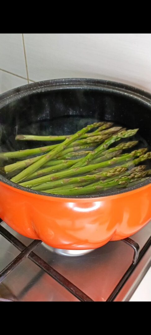 Cuociamo gli asparagi in acqua bollente salata
