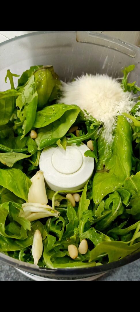 Rucola, aglio, basilico, formaggio grattugiato e olio nel mixer