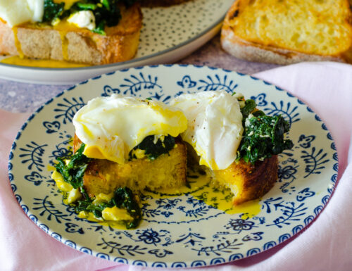 Bruschette con spinaci feta e uova in camicia