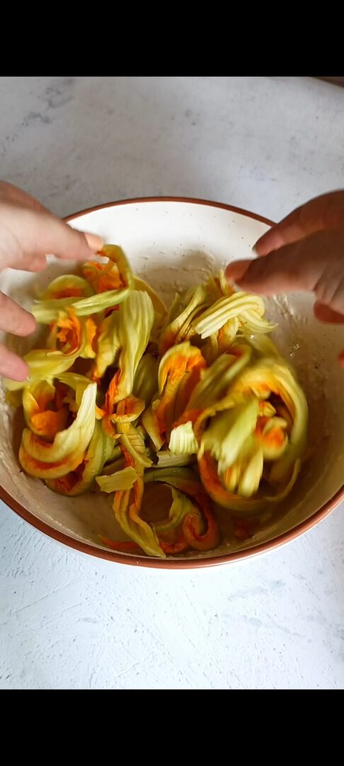 Aggiungiamo i fiori di zucca alla pastella