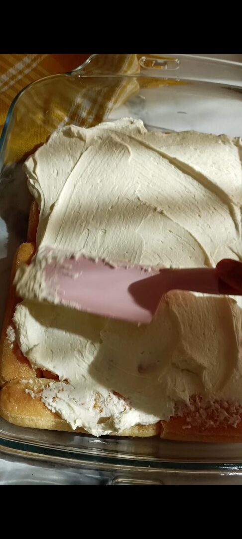Assemblaggio del tiramisù al limone