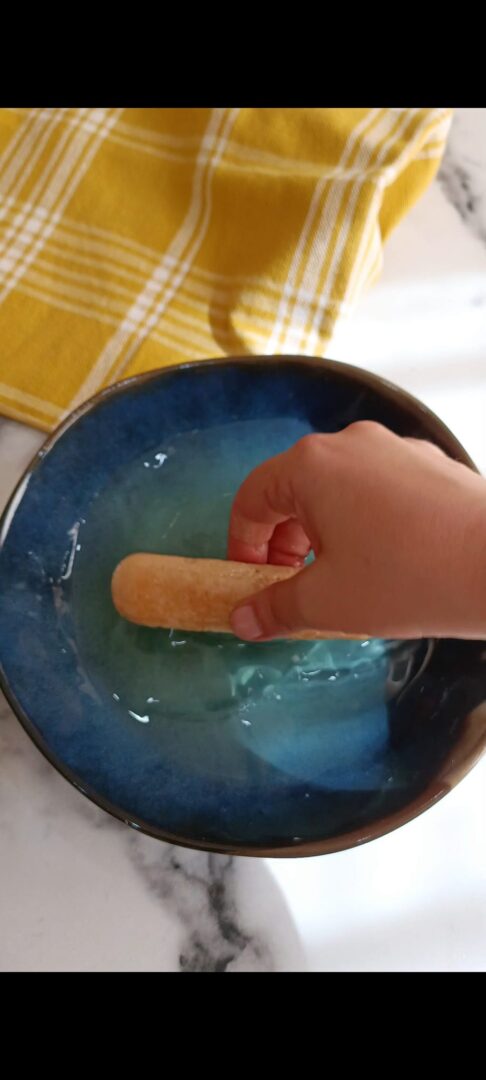 Savoiardi bagnati nello sciroppo al limone