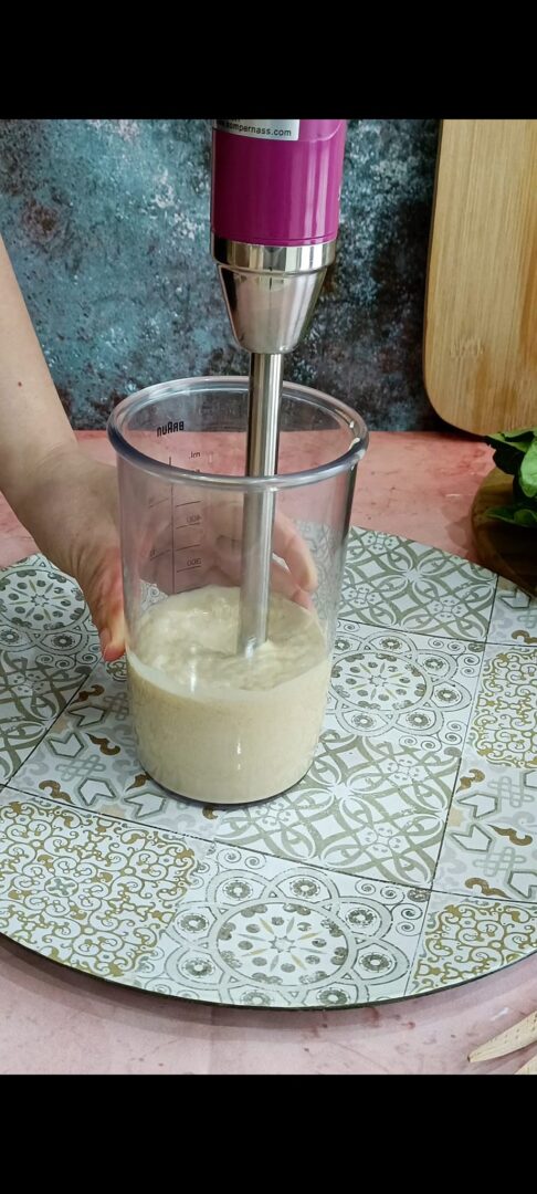 Frullatore ad immersione in bicchiere dai bordi altri per dressing per insalata