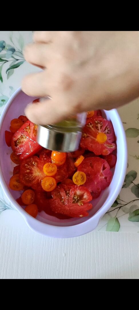Condiamo i pomodori con sale, pepe, origano e olio