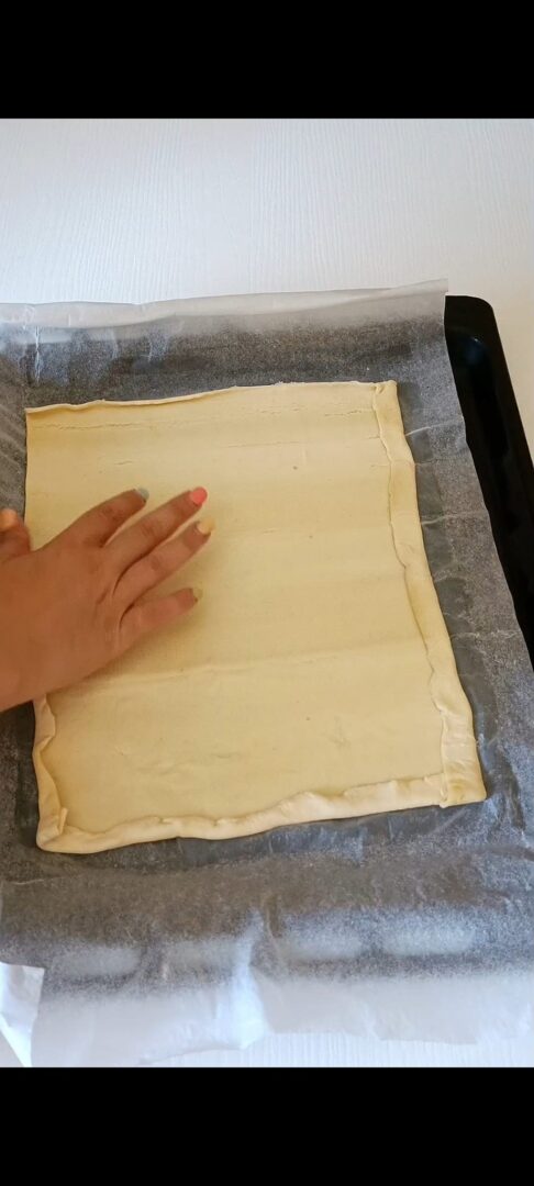 Ripieghiamo i bordi della sfoglia verso l'interno