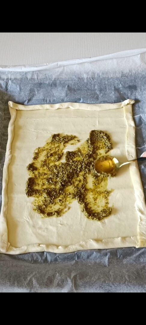 Spalmiamo la pasta sfoglia con il pesto