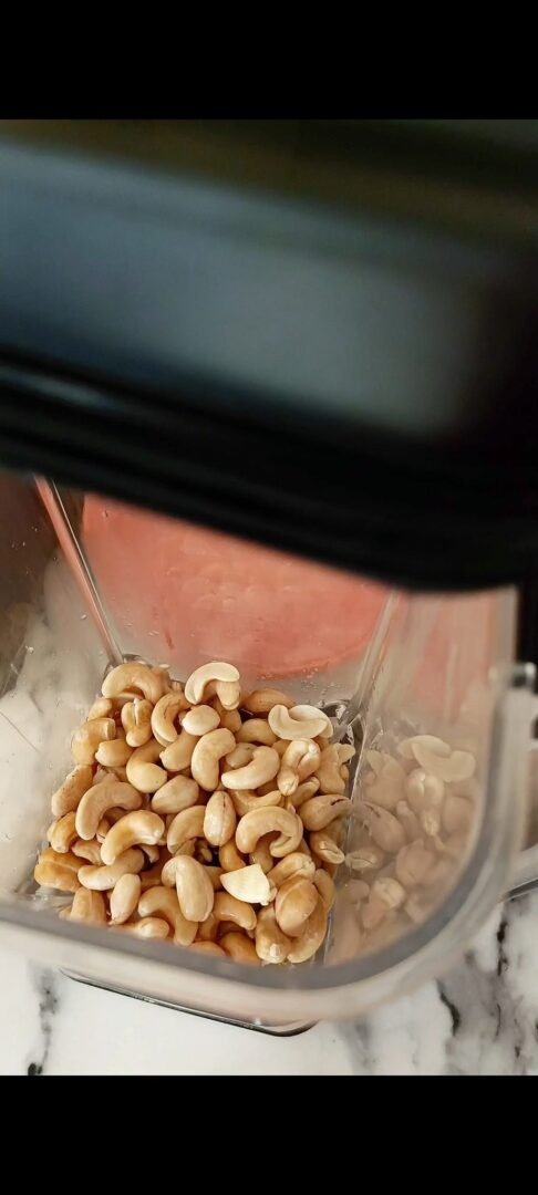 Li mettiamo nel frullatore con i restanti ingredienti