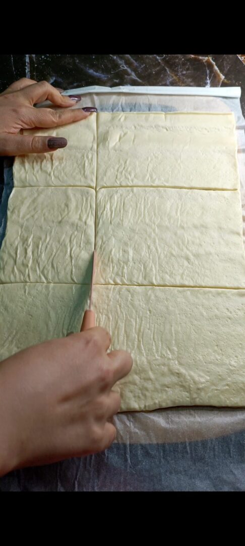 Dividiamo l'impasto per pizza in 9 rettangoli