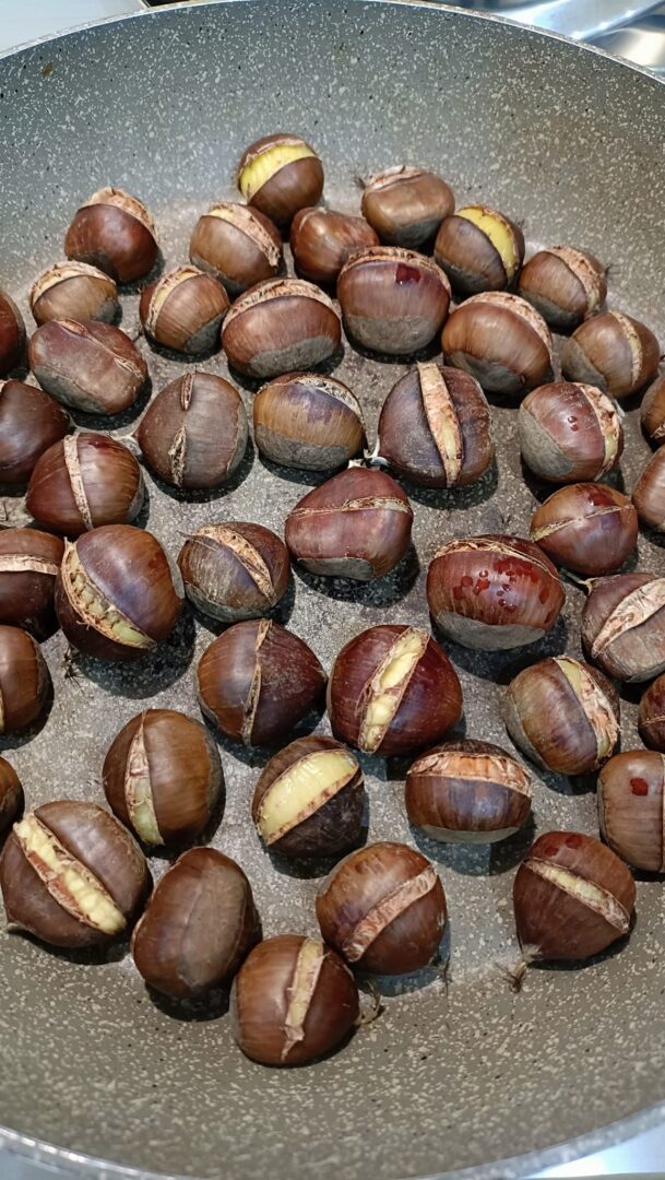 castagne dopo 10 minuti di cottura in padella