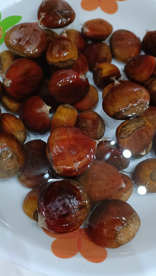 Castagne in ammollo in acqua fredda