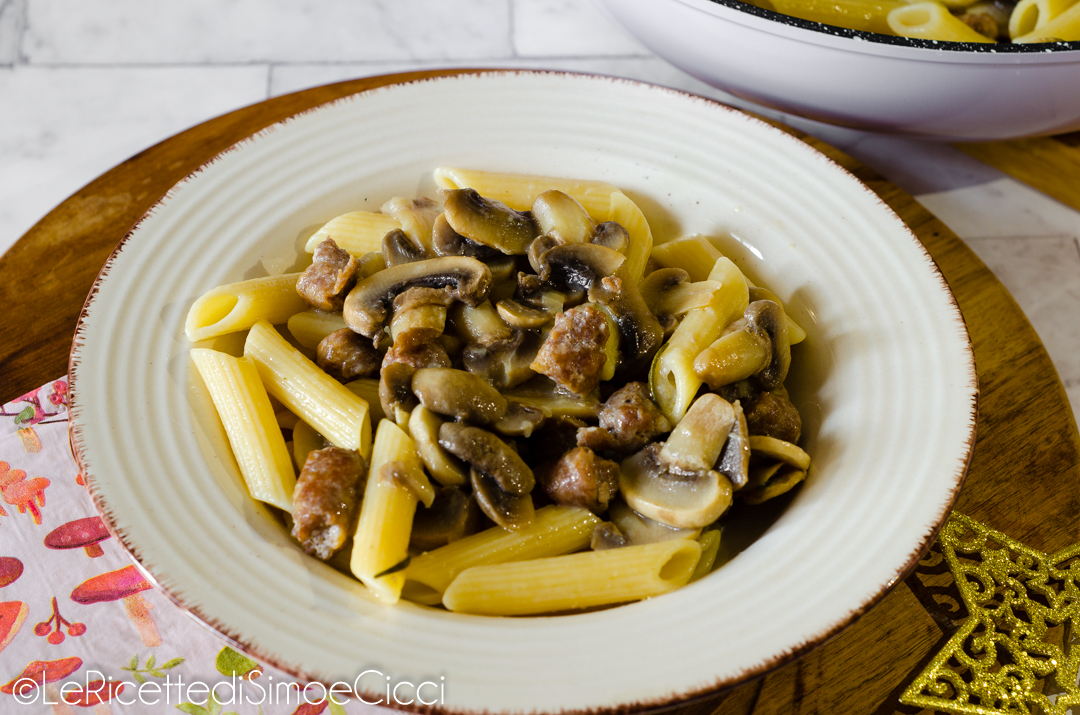 Pasta funghi e salsiccia (saporita e veloce) - Le Ricette di Simo e Cicci