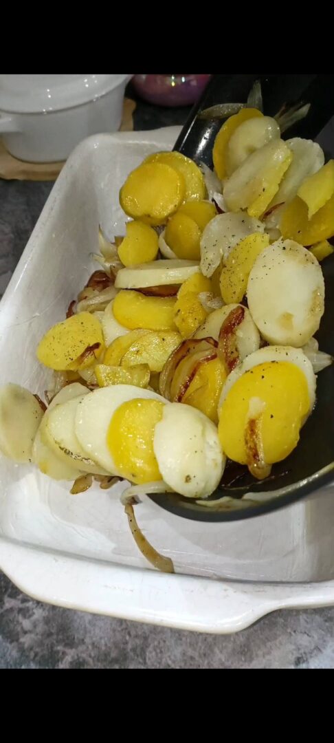 Versiamo patate e cipolle nella pirofila imburrata