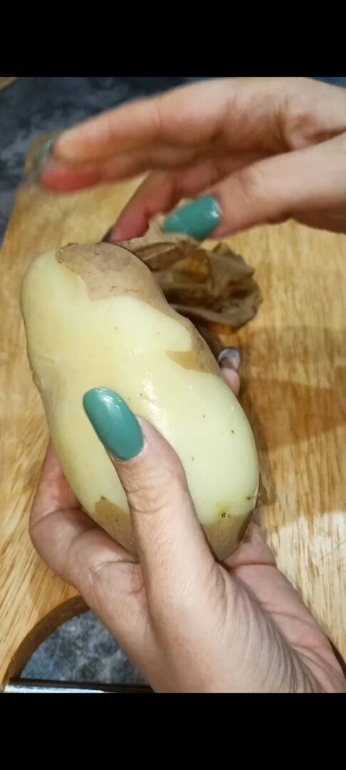 Sbucciamo le patate e le tagliamo a fette