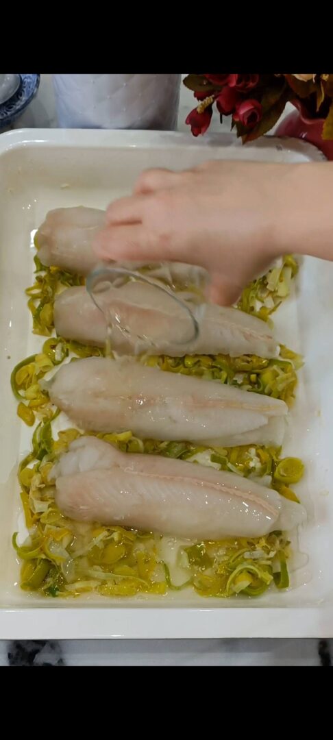 Aggiungiamo vino bianco e brodo